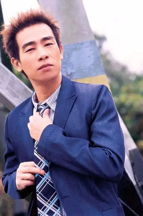 陈小春换新发型堪比整容, 最帅"山鸡哥"连邓伦都赞叹不已_网易订阅