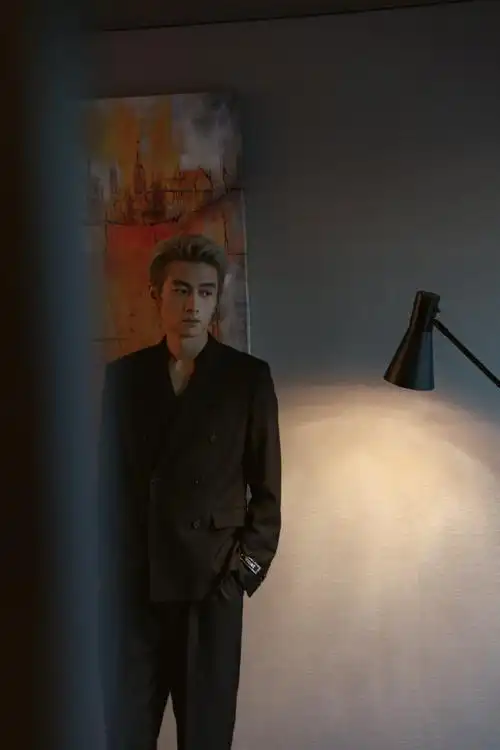 陈晓超话|#2023爱奇艺尖叫之夜#风度翩翩,沉淀雅致气韵,别具一格.