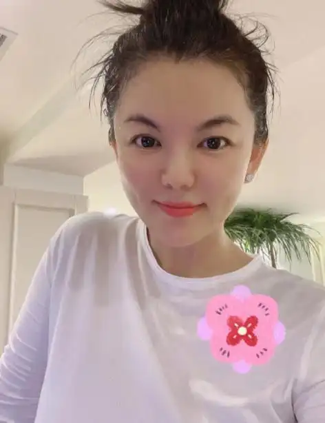 李湘瘦身后连晒多张美照,开心晒高奢日常,凡尔赛发