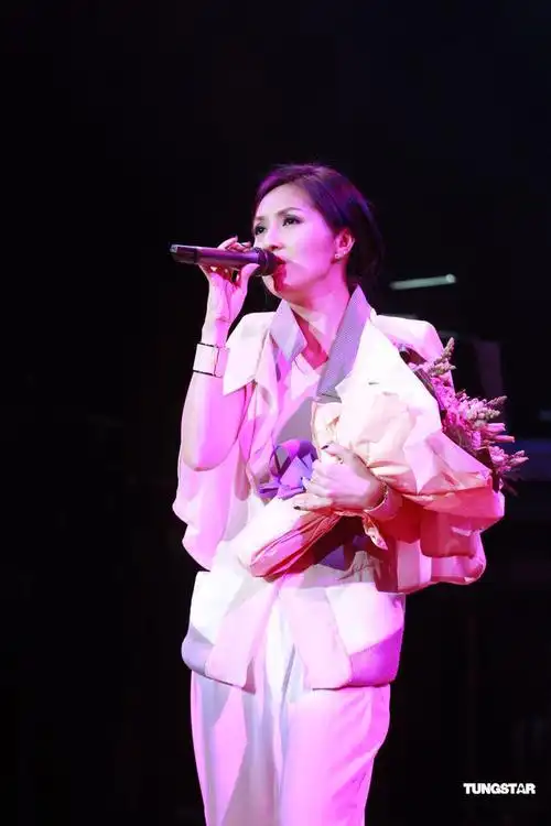 1974年2月3日出生于中国香港,祖籍广东汕头,中国香港流行乐女歌手