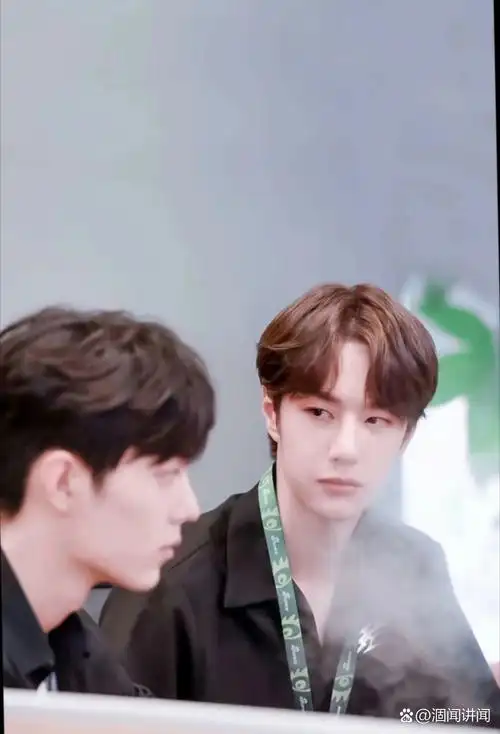 王一博与肖战之间的眼神交流充满温暖,细腻之处令人动容