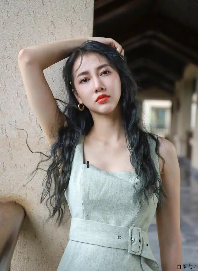 弦子:都成妈妈了,还是那么漂亮