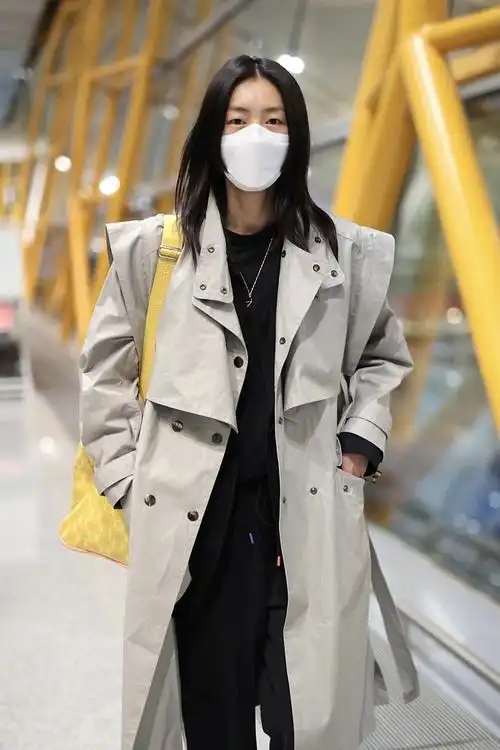 刘雯超长风衣机场私服照图片