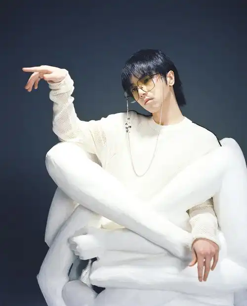 华晨宇新写真衬衫西装白色上衣美术馆风格创意满满