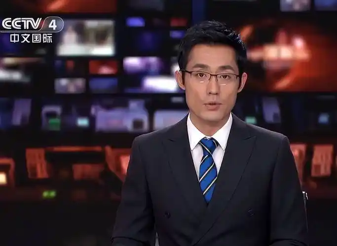 刘阳:不管帅不帅,入职中央台11年首次戴着眼镜主持《中国新闻》