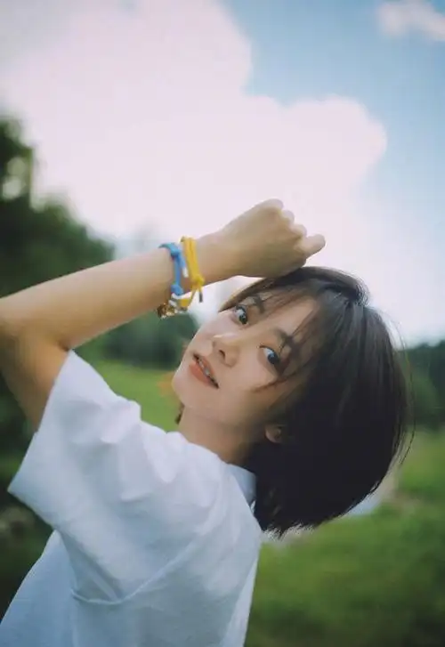 谭松韵白色t恤短裤生活风写真,一头齐肩短发清爽干净,少女感十足.