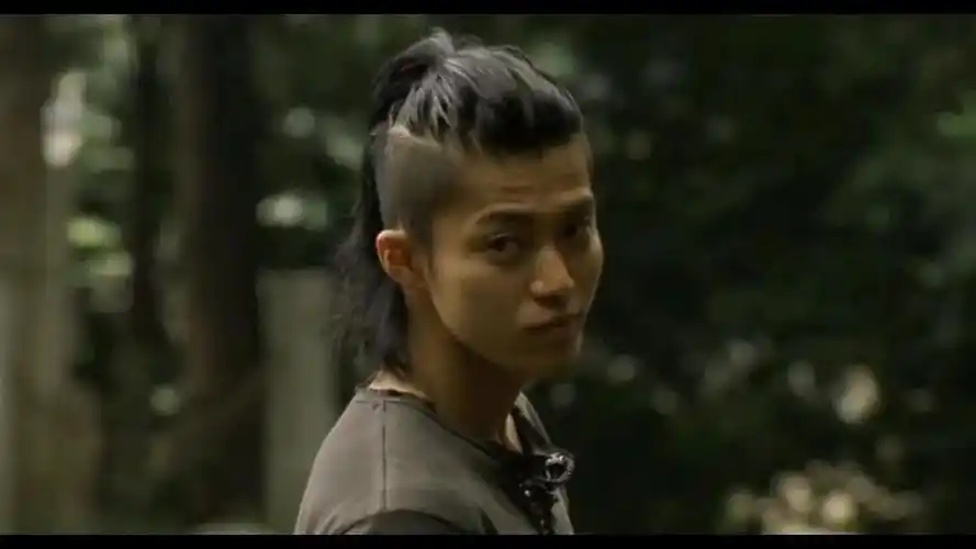 这个扎头发的姿势也是有点迷之性感~ 再看看日本男神 小栗旬,虽然他