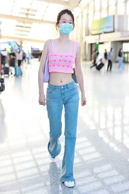 乔欣粉色吊带秀无敌小蛮腰 戴眼镜似清纯学妹