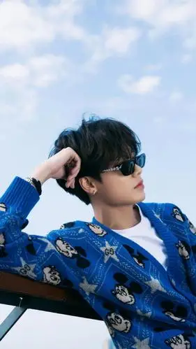 阳光大男孩林彦俊米奇开衫时尚写真