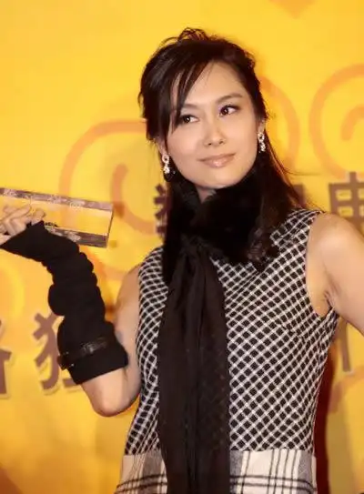 周星驰和老婆朱茵感情经历周星驰谈朱茵女儿