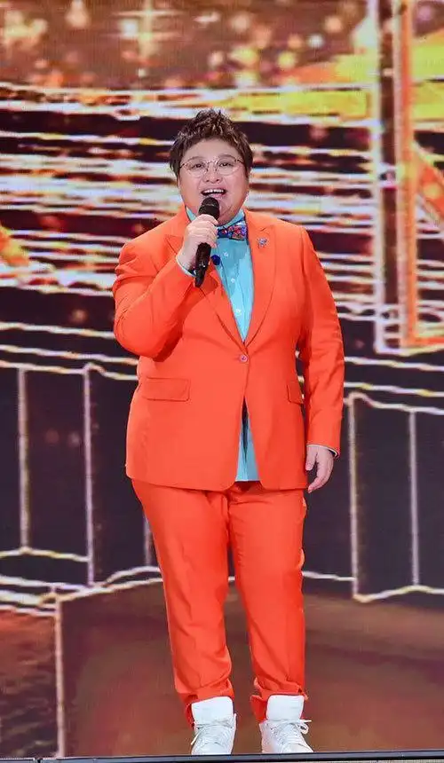 没想到韩红这么潮穿火车绿皮衣英气十足腰部瘦了一圈