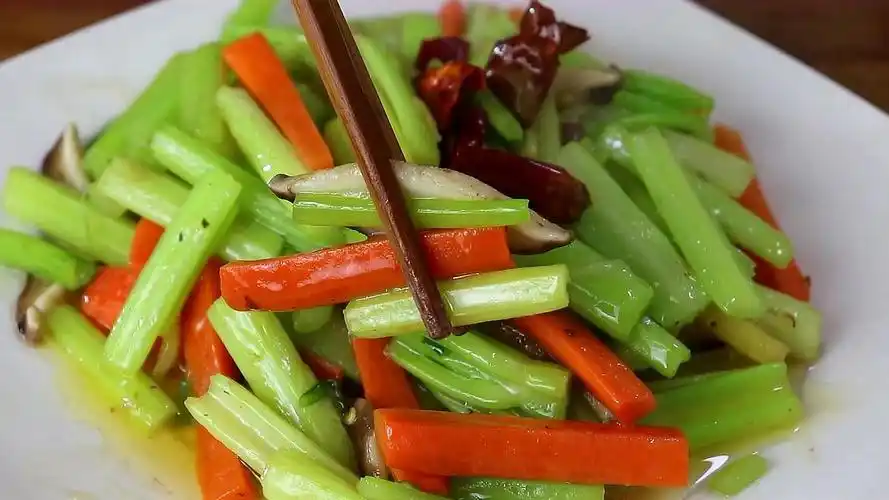 芹菜最好吃的做法,让你宁愿不吃肉,天天吃不腻,上桌就扫光