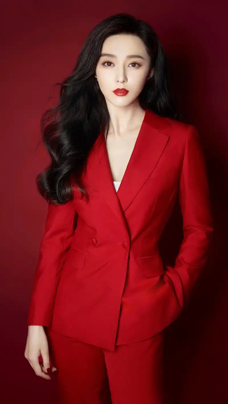 范冰冰新造型太高调纯红西装再现霸气范爷不穿驴蹄鞋更惊艳