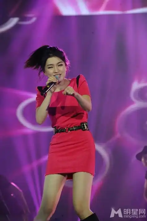 好声音丁丁舞台献唱 眯眯眼获黑衣型男拥护