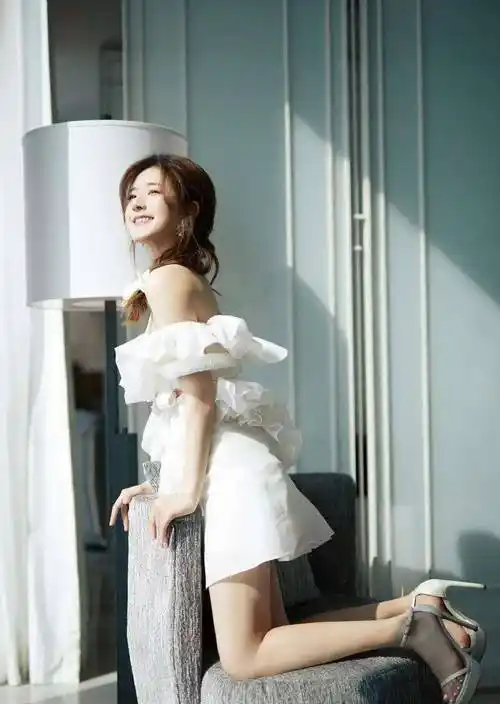 网剧一姐赵露思,身穿纯白色荷叶短裙露香肩,尽显温柔小时尚