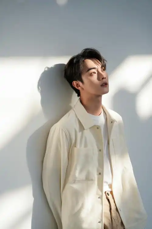 许凯的春日随拍白色夹克搭配棕黄色直筒裤