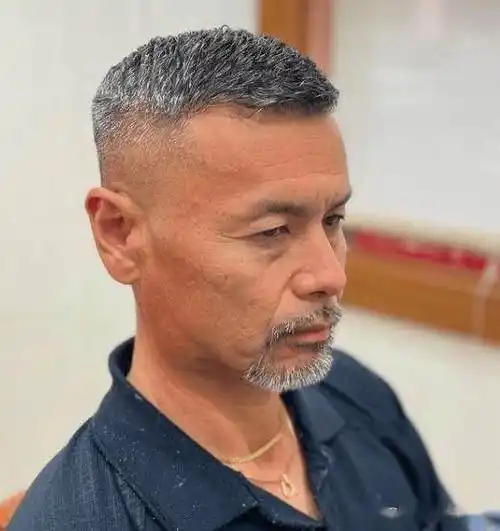 如果头发稀疏的话,建议选这3种发型,帅气还显发量_形象_男性_中年