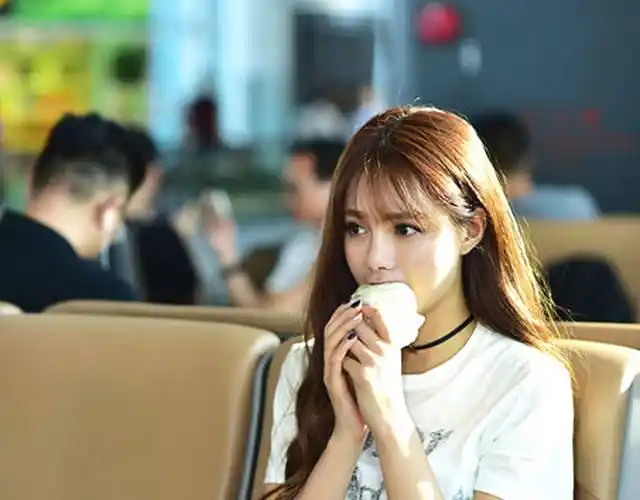 沈梦辰跷二郎腿不怕走光 对镜吃包子毫无偶像包袱