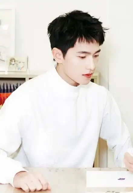 杨洋的颜值有多经得起考验?留着一头"碎渣"头发都好看!