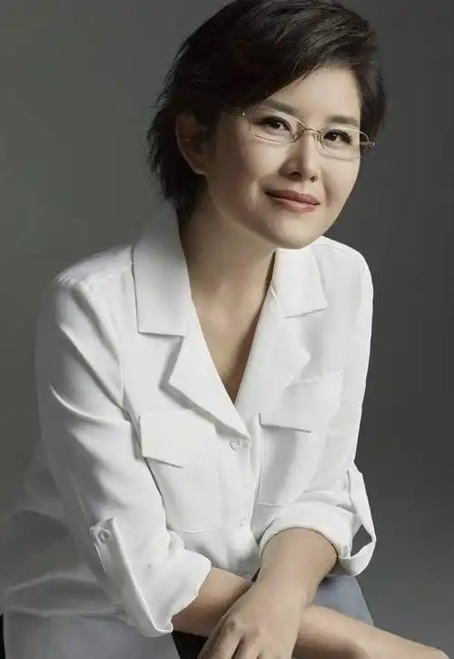 央视主持人王宁我走我的路享受前进不怕失去