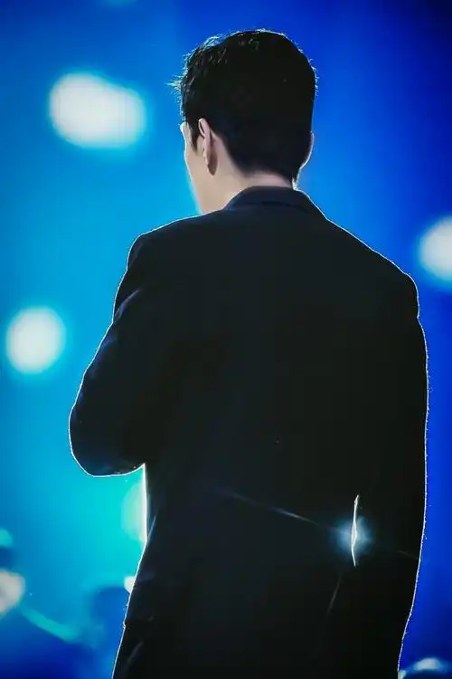 只是这些老牌儿明星们实在特点太过鲜明,身材,发型,几乎从背影一眼