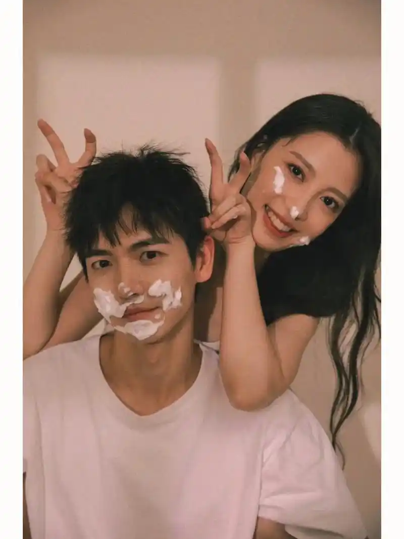 情侣照#巫山龙摄影 生活不必太过热闹 和你一起平平淡淡岁月 - 抖音