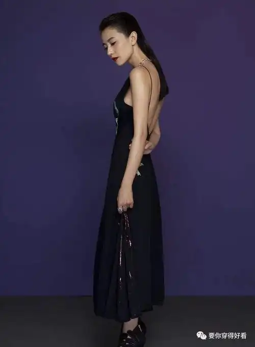 高圆圆又拍时尚大片,穿黑色连衣裙大秀美背,41岁年龄都敢秀