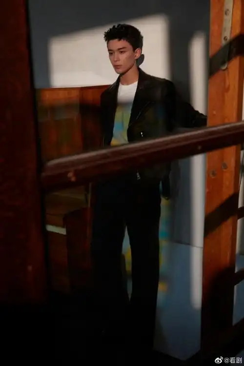 吴磊黑皮衣光影斑斓大片