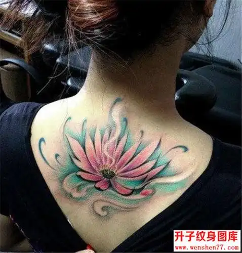 美女后背的莲花纹身图片