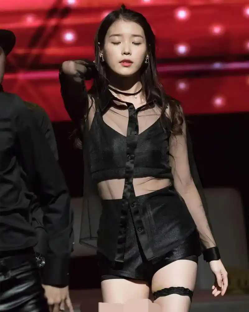 李知恩黑色短裤热舞表演,性感迷人,美腿修长#明星生图大赏