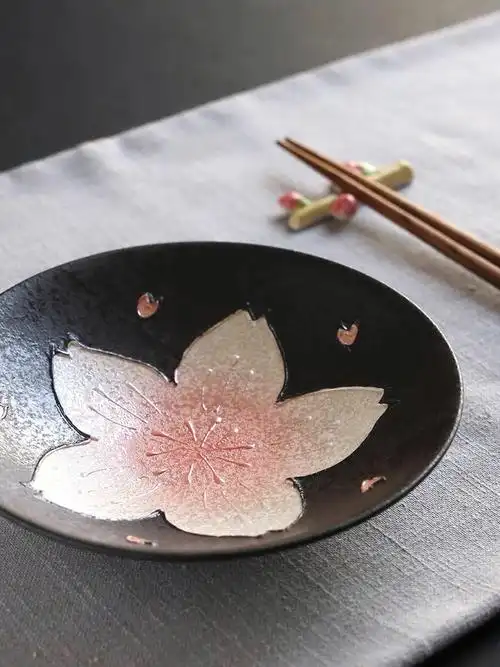 日本有田烧黑珍珠釉粉樱花盘子