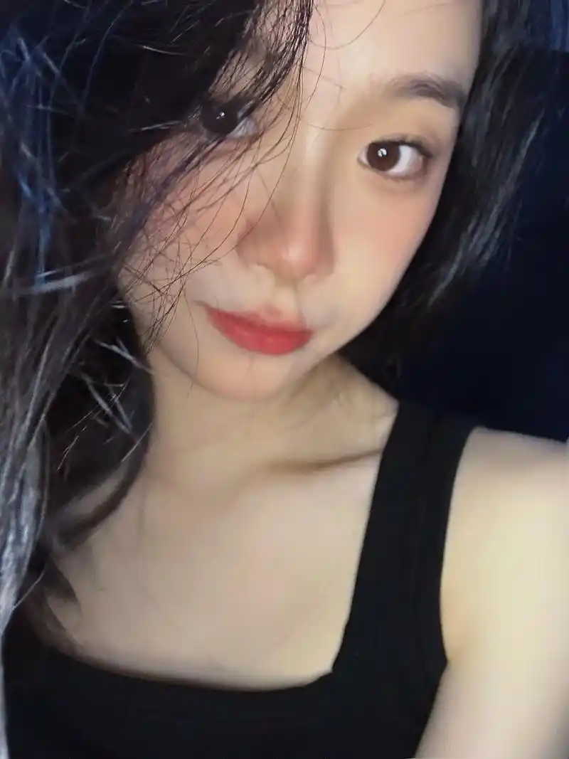 跟你们说个事儿,照片比本人真实🫡.#女大学生 #氛围感 # - 抖音