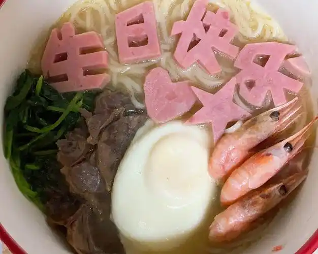 2人做过这道菜梓涵妈妈的厨房用料鸡蛋1个面条1份菠菜1把虾3只酱牛肉3