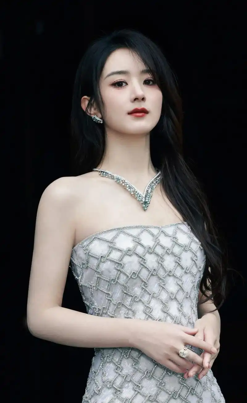 "赵丽颖镂空露肩晚礼服,绝美美腿若隐若现,性感与优雅并存!