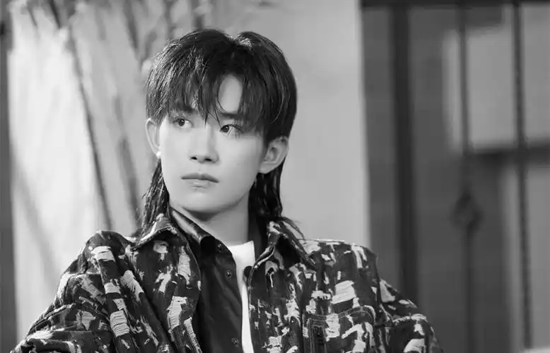 最新酷风格易烊千玺壁纸_最帅气的易烊千玺