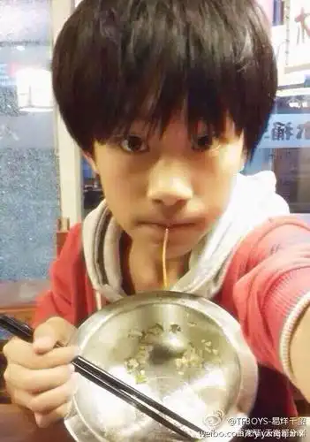 想知道易烊千玺小时候的样子吗?小伙伴们赶紧收好爱豆的照片吧