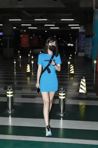 甜化了!李菲儿穿运动短裙青春洋溢 俏皮比心少女感十足