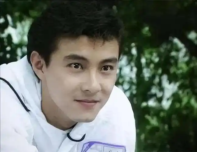 一开始,张卫健只是将江欣燕视为一位可爱活泼的后辈,对她并没有其他