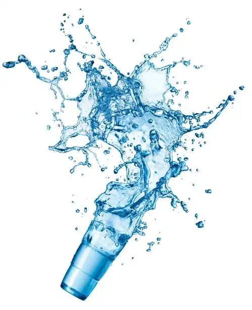 白色背景上飞溅的水