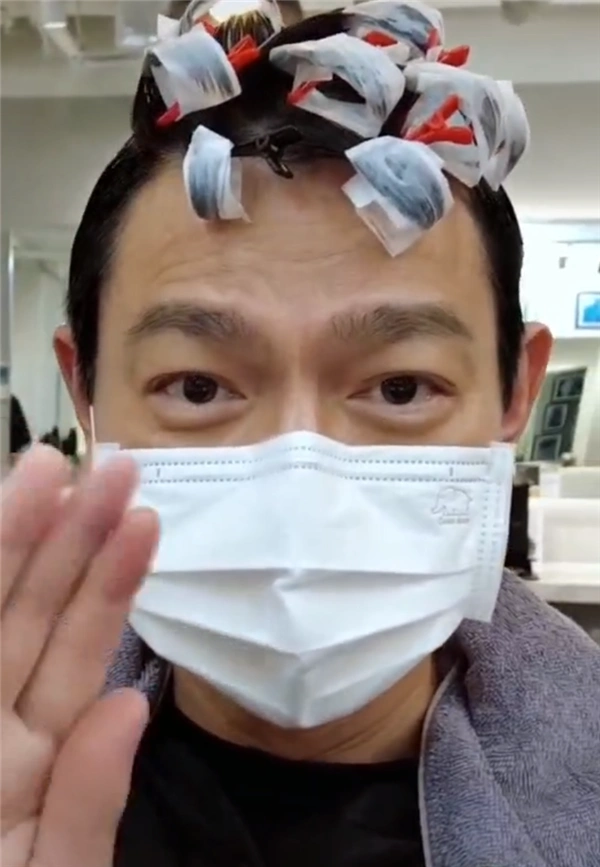 60岁刘德华自拍晒烫发过程素颜出镜眼神显憔悴坦言有点紧张