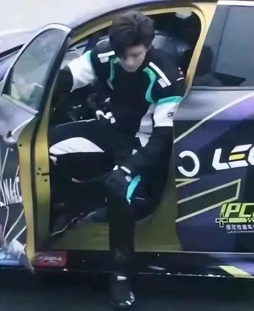 baby新戏真是赚到了新路透任嘉伦穿皮衣开千万豪车帅气度爆表