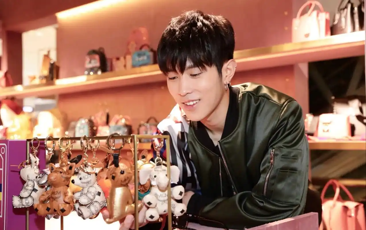 娱乐点评:赵丽颖,黄晓明,谭松韵,何超莲,周雨彤,马伯骞