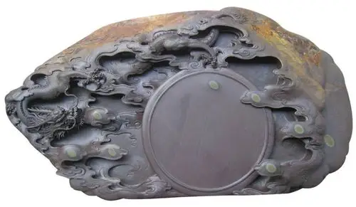 端砚产自广东肇庆市,肇庆古称端州,所产的砚台因此叫"端砚",尤以老坑