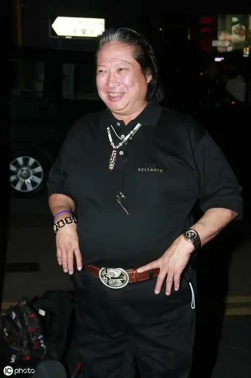 67岁洪金宝获"终身成就奖",著名女星冯宝宝为他颁奖