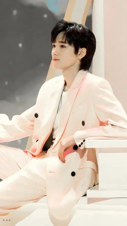 宋亚轩马卡龙色西装