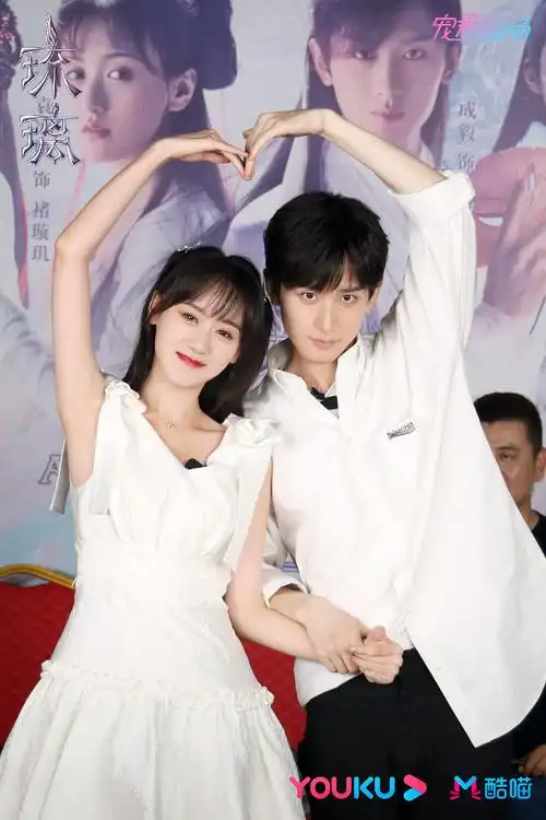 袁冰妍出席《琉璃》主创直播活动"初遇夫妇"合体撒糖|成毅_网易订阅