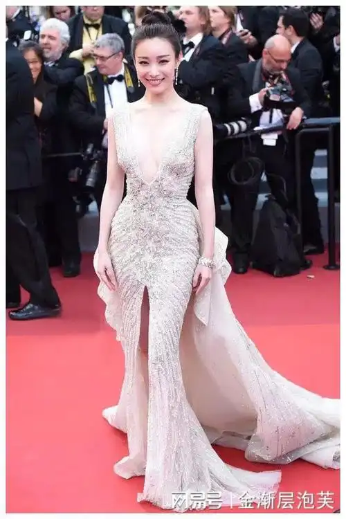 倪妮零下6光膀子走红毯引热议红毯美丽背后的艰辛值得反思