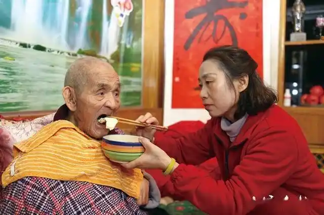 你养我小,我养你老!十堰女子不离不弃照顾九旬瘫痪养父