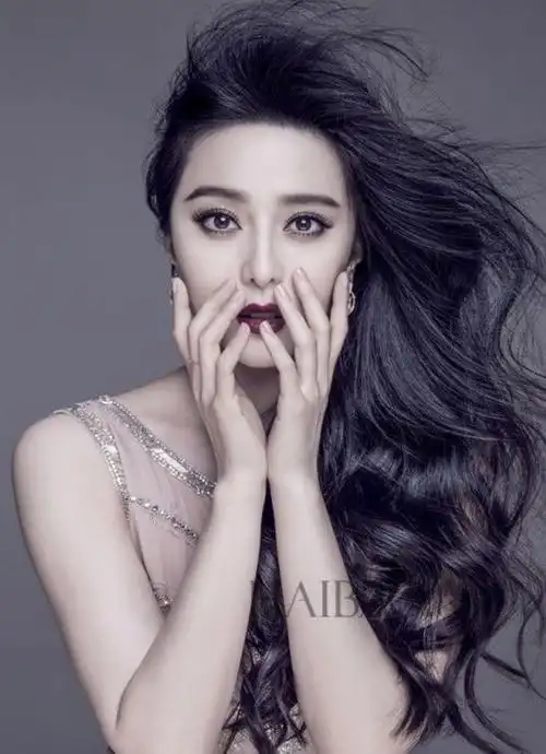 范冰冰一头秀丽的长发,再加上精致的妆容,真的是太好看啦!