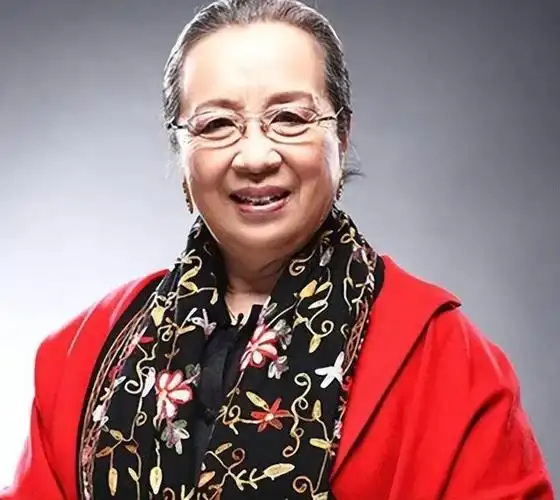 李明启:因出演坏人被路人砸鸡蛋,背负骂名20年,如今的她如何了